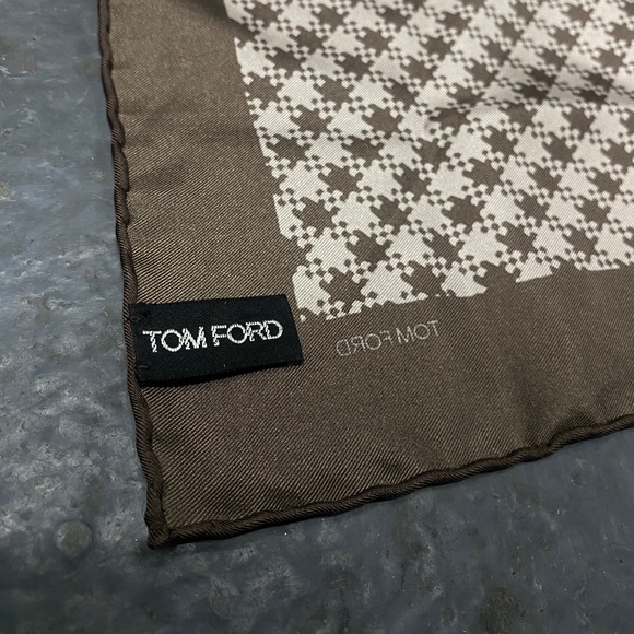 Tom Ford Brown Beige Silk Houndstooth Print Pocket Square - Picture 4 of 5